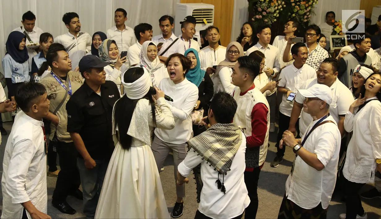 Karyawan Emtek Group bernyanyi bersama saat halalbihalal di Studio 6 Emtek City, Jakarta, Selasa (3/7). Emtek mengadakan halalbihalal untuk menyatukan keluarga besar Emtek Group 2018. (Liputan6.com/Herman Zakharia)