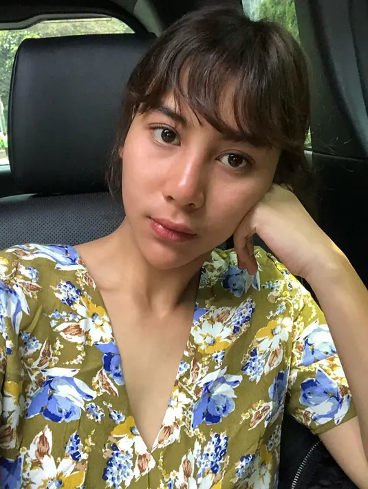 Sebelum memerankan Widya di film KKN di Desa Penari, Adinda Thomas sudah membintangi 6 judul film sepanjang kariernya. Film terakhir yang ia bintangi berjudul 99 Nama Cinta yang rilis pada 14 November 2019. (Liputan6.com/IG/@adindathomas)