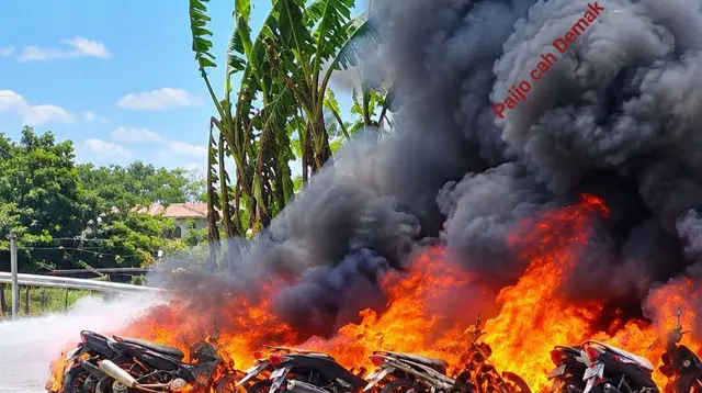 Detik-Detik Api Melalap Parkiran Pabrik di Demak, 26 Motor Hangus