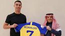<p>Cristiano Ronaldo resmi bergabung dengan Al Nassr pada Jumat (31/12/2022) dini hari WIB setelah akun media sosial mereka mengumumkan prekrutannya. CR7 diketahui akan bermain di klub kaya Arab Saudi itu hingga tahun 2025. Ia juga akan mendapatkan bayaran yang terbilang fantastis, yaitu 200 juta euro atau Rp3,3 triliun per tahun. (AFP/Al Nassr Football Club)</p>