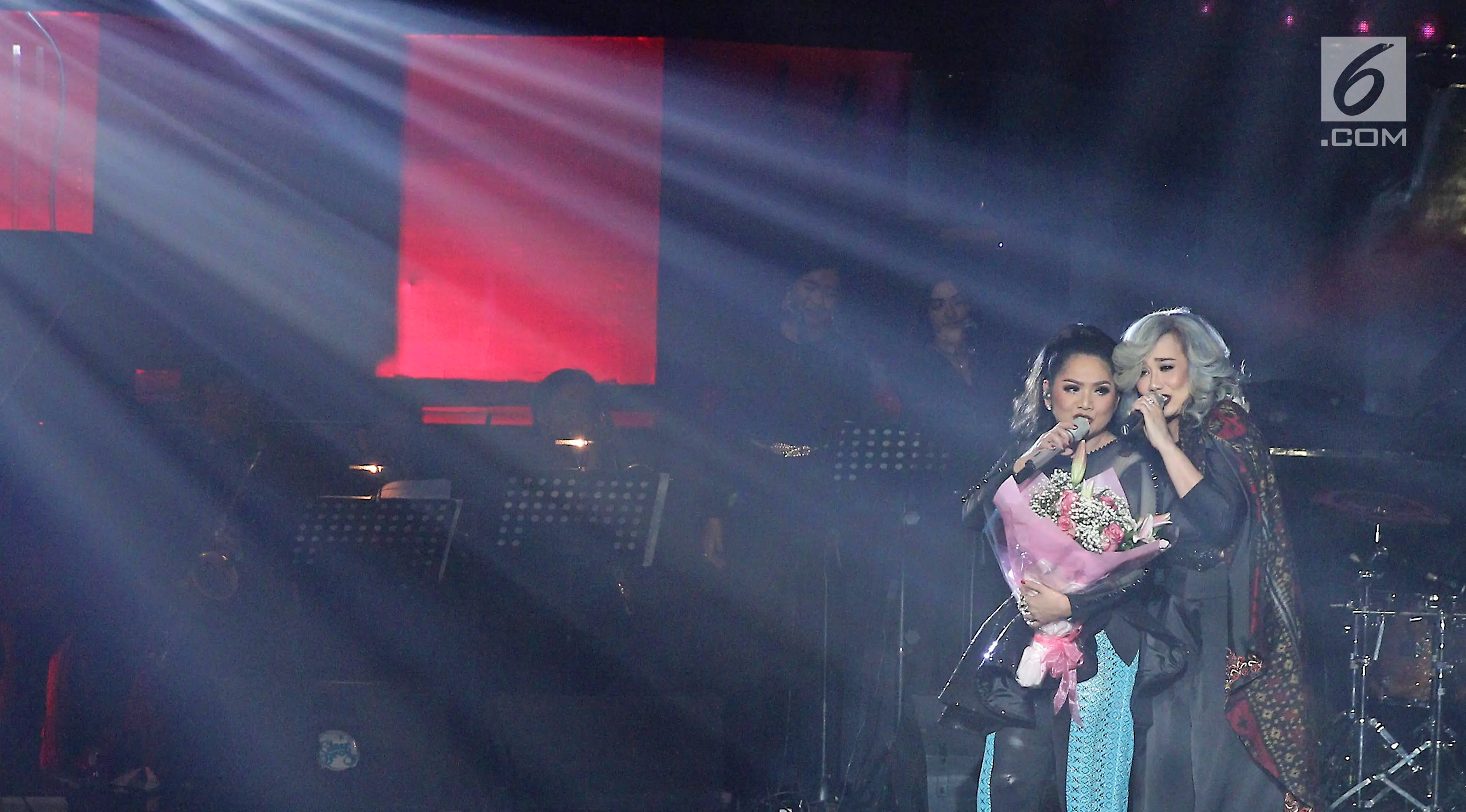 Penyanyi Vina Panduwinata saat duet dengan Reza Artamevia pada konser bertajuk 'September Ceria' di Balai Sarbini, Jakarta, Jumat (8/9). Konser tersebut digelar untuk merayakan 35 tahun berkarya di industri musik. (Liputan6.com/Herman Zakharia)