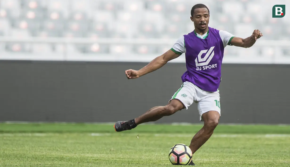 Pemain PSMS Medan, Sadney Urikhob, mengontrol bola saat latihan di SUGBK, Jakarta, Jumat (16/2/2018). Latihan ini merupakan persiapan jelang perebutan tempat ketiga Piala Presiden 2018. (Bola.com/Vitalis Yogi Trisna)
