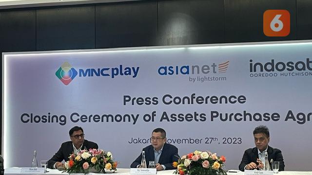 Presiden Direktur dan CEO Indosat Ooredoo Hutchison Vikram Sinha bersama Executive Chairman MNC Group Hary Tanoesoedibjo dan CEO Grup Lighstorm (pemilik Asianet) Amajit Gupta. Liputan6.com/Agustin Setyo W