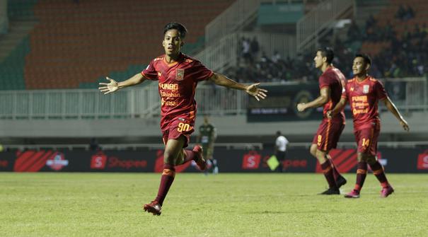 Striker Borneo FC, M Amarullah, merayakan gol yang dicetaknya ke gawang Tira Persikabo pada laga Shopee Liga 1 di Stadion Pakansari, Bogor, Minggu (1/9). Borneo tahan imbang 2-2 Tira Persikabo. (Bola.com/Yoppy Renato)