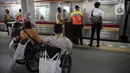 Penyandang disabilitas menunggu kereta untuk menjajal fasilitas di Stasiun Jatinegara, Jakarta, Jumat (3/12/2021). KAI Commuter berupaya memperbaiki layanan perkeretaapian, termasuk meningkatkan aksesibilitas di kereta dan stasiun. (Liputan6.com/Faizal Fanani)