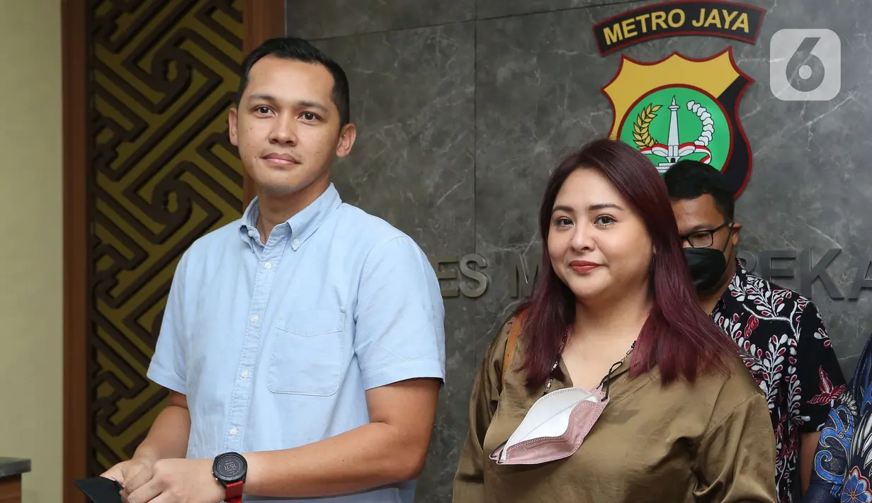 Penyanyi  Audy Item usai menjalani pemeriksaan di Polres Metro Bekasi Kota, Jawa Barat, Selasa (21/6/2022). Audy diperiksa sebagai saksi atas dugaan pengeroyokan yang melibatkan suaminya, Iko Uwais. (Liputan6.com/Herman Zakharia)