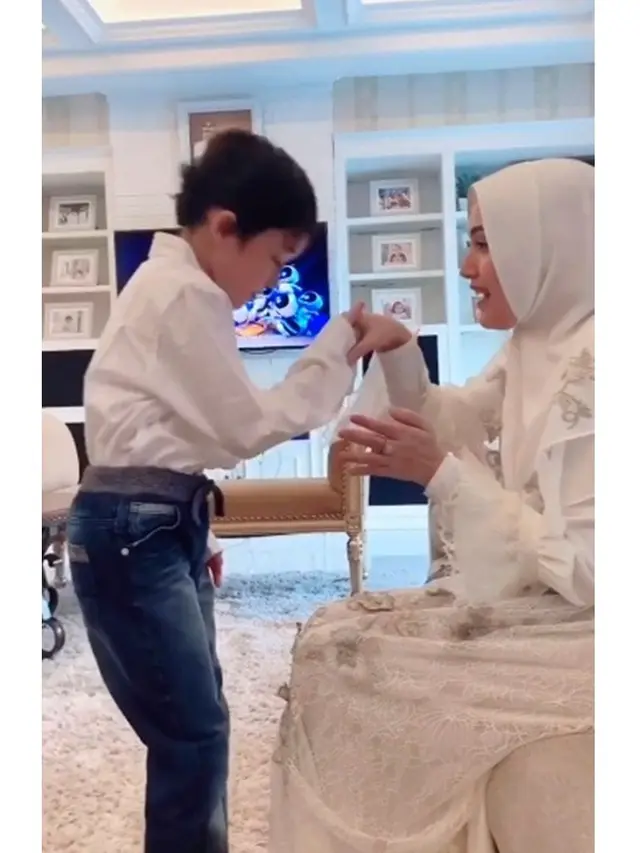 7 Momen Lebaran Adelia Wilhelmina Jauh dari Pasha 'Ungu', Hanya Ditemani Anak