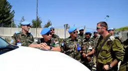 Dansatgas Batalyon Mekanis TNI Konga XXIII-F/UNIFIL atau Indonesian Batallion (Indobatt) Letkol Inf. Suharto Sudarsono (kiri) berbincang dengan salah seorang tentara Israel ketika mengikuti Tour Area Operasi di sepanjang perbatasan blue line yang berada di wilayah Israel, Selasa (17/4). (Antara)