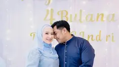 Potret Indri Giana dan Ustaz Riza Muhammad di acara tasyakuran anak ke-3 dan 4. (Foto: Instagram/ _indrigiana_)