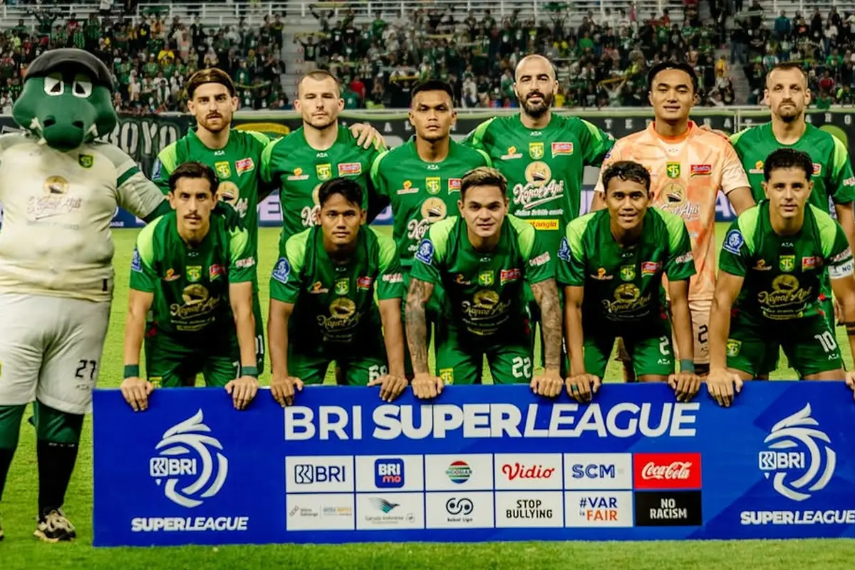 Persebaya Surabaya melawan Persis Solo.