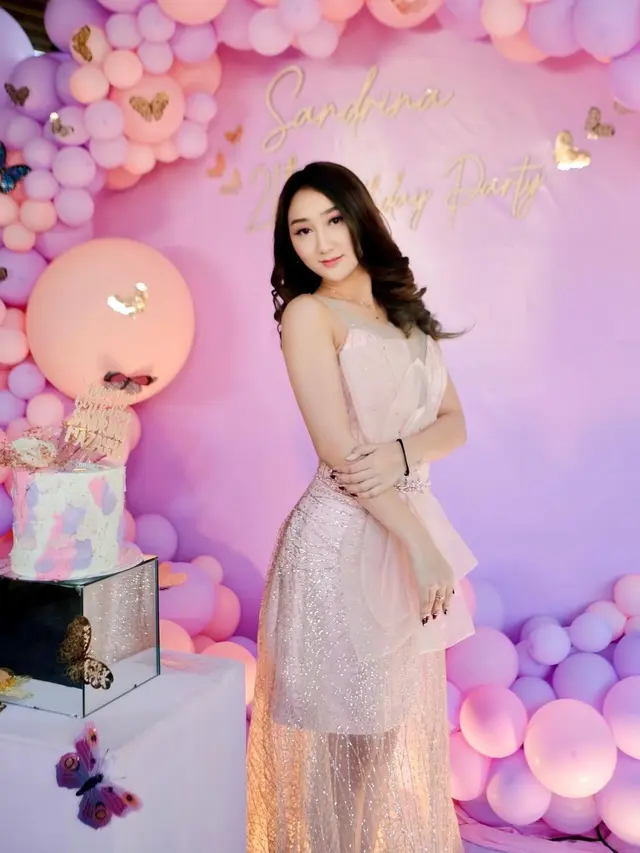 Makin Menawan, Ini 7 Potret Terbaru Sandrina IMB yang Kini Genap 21 Tahun