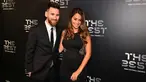 Bintang Argentina, Lionel Messi dan istrinya, Antonella Roccuzzo berpose setibanya di The Best FIFA Football Awards, London, Senin (23/10). Sejumlah penghargaan diberikan FIFA kepada para pelaku penting di dalam dan luar lapangan hijau. (Glyn KIRK/AFP)