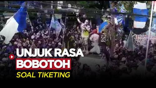 VIDEO: Bobotoh Gelar Aksi Unjuk Rasa di Kantor Persib Bandung