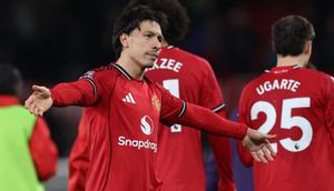 Bek Manchester United asal Argentina bernomor punggung 06, Lisandro Martinez, merayakan golnya di lapangan setelah pertandingan Liga Inggris antara Manchester United dan Newcastle United di Old Trafford, Manchester, barat laut Inggris, pada 26 Desember 2025. Man Utd memenangkan pertandingan dengan skor 1-0. (Darren Staples/AFP)