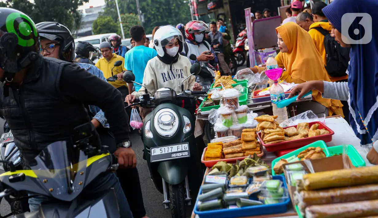 Ragam kue tradisional seperti lemper, putu ayu, kue lumpur, dadar gulung, nagasari, cente manis, klepon, putu mayang, hingga makanan berat juga ada disana. (Liputan6.com/Angga Yuniar)