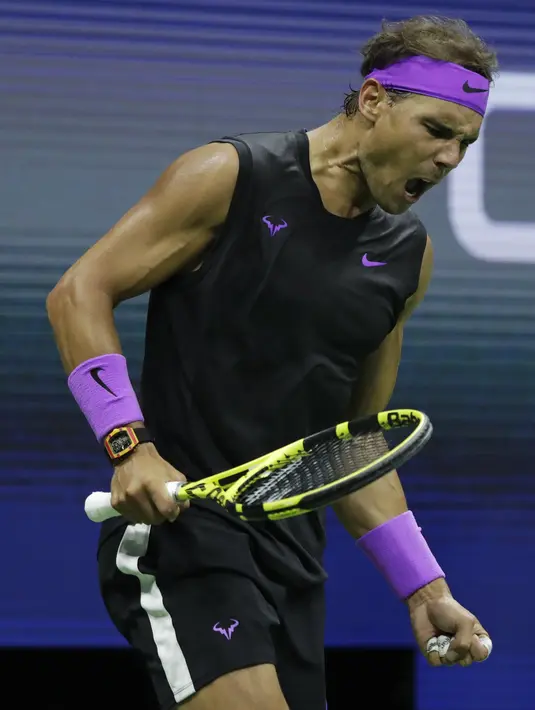 Petenis Spanyol, Rafael Nadal berteriak setelah bola masuk saat bertanding melawan Matteo Berrettini dari Italia pada babak semifinal AS Terbuka 2019 di USTA Billie Jean King National Tennis Center, New York (6/9/2019). Nadal menang 7-6, 6-4, 6-1 atas Berrettini. (AP Photo/Adam Hunger)