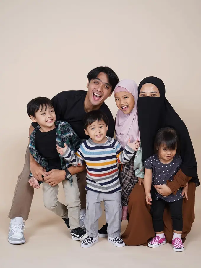 [Fimela] Keluarga Ricky Harun