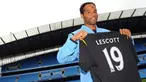 Pemain baru Manchester City, Joleon Lescott berose dengan nomor punggungnya di City of Manchester Stadium, Manchester, pada 26 Agustus 2009. AFP PHOTO/PAUL ELLIS