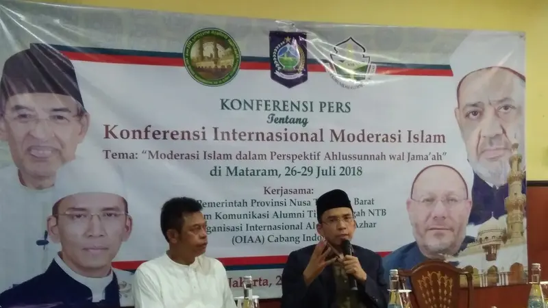 Gubernur Nusa Tenggara Barat (NTB) Zainul Majdi yang kerap disapa Tuan Guru Bajang (memakai kopiah).