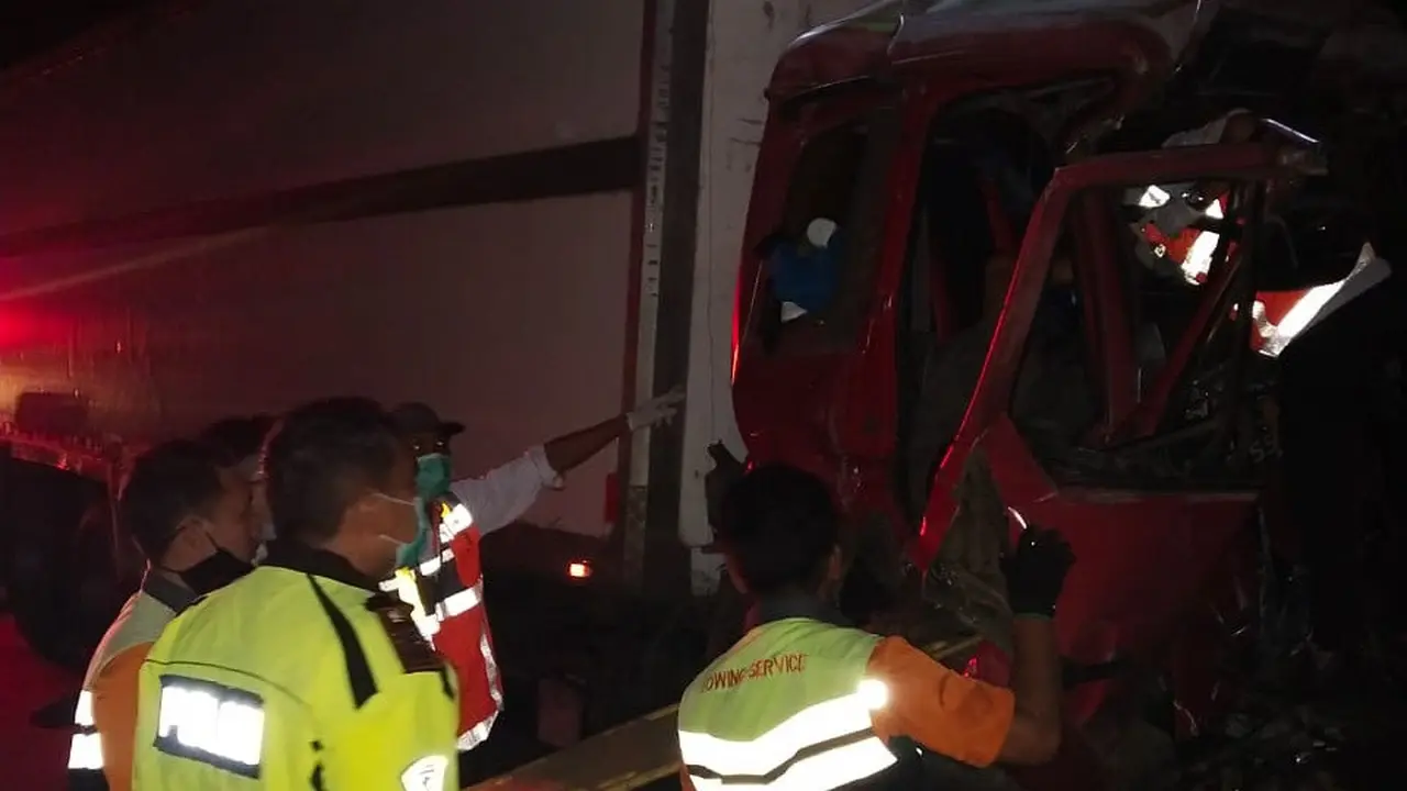 Mobil Box Yang Mengalami Tabrakan DI Ruas Tol Tangerang-Merak. (Jumat, 15/01/2021). (Dokumentasi PJR Tol Tangerang-Merak Korlantas Polri).