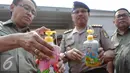 Petugas memperlihatkan produk ilegal di Pelabuhan Tanjung Priok, Jakarta, Senin (6/7/2015). Badan POM RI menyita 8 kontainer produk pertanian dan kosmetik ilegal dengan nilai Rp 13,5 miliar. (Liputan6.com/Faizal Fanani)