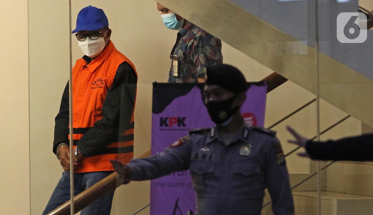 Gubernur Sulawesi Selatan Nurdin Abdullah mengenakan rompi tahanan usai pemeriksaan di gedung KPK, Jakarta, Minggu (28/2/2021) dini hari. KPK menetapkan Nurdin Abdullah sebagai tersangka kasus dugaan suap proyek infrastruktur di lingkungan Pemprov Sulawesi Selatan. (Liputan6.com/Herman Zakharia)