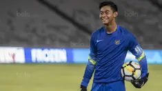 Kiper Timnas Indonesia, Satria Tama, tersenyum saat latihan di SUGBK, Jakarta, Sabtu (13/1/2018). Timnas Indonesia menggelar latihan terakhir sebelum laga persahabatan melawan Islandia. (Bola.com/Vitalis Yogi Trisna)