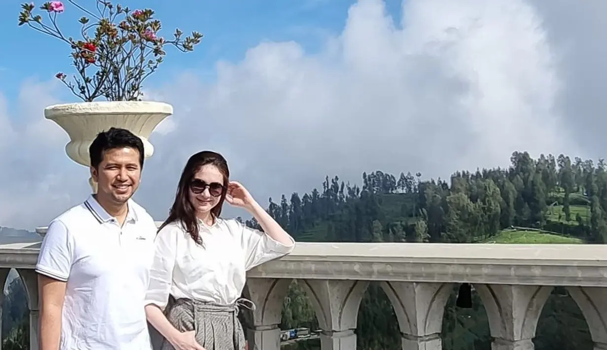 Arumi Bachsin dan Emil Dardak (Instagram/arumibachsin_94)