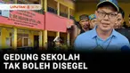 Petugas gabungan membongkar gembok segel yang terpasang di gerbang SD Negeri Utan Jaya, Depok, Jawa Barat. Gerbang sekolah disegel buntut dari sengketa lahan antara Pemkot Depok dengan pihak yang mengaku sebagai ahli waris.