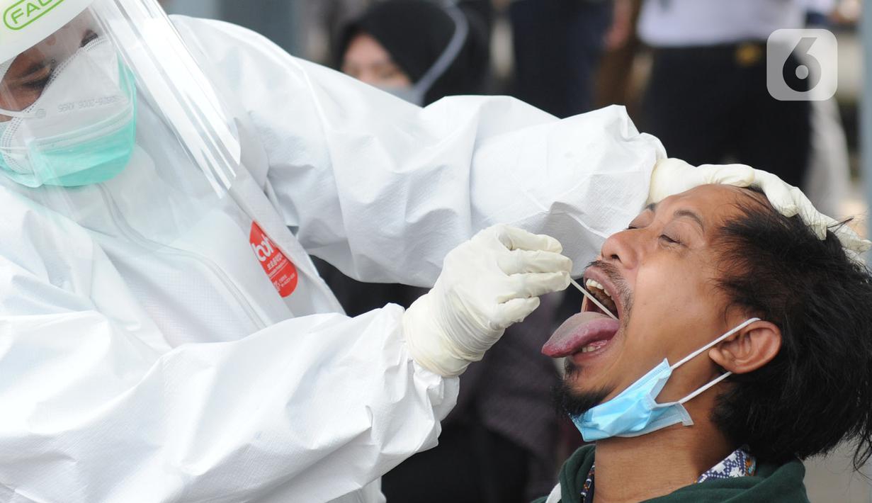 Foto Melihat Tes Swab Massal Penumpang Krl Di Stasiun Bojonggede News Liputan6 Com