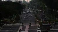 Kawasan gunung Gede-Pangrango terlihat samar menjadi latar belakang pemandangan di Jalan Benyamin Sueb, Kemayoran, Jakarta, Kamis (18/2/2021). Jika cuaca cerah, kawasan gunung Gede-Pangrango bisa terlihat dengan jelas dari atas jembatan layang Jalan HBR Motik. (Liputan6.com/Helmi Fithriansyah)