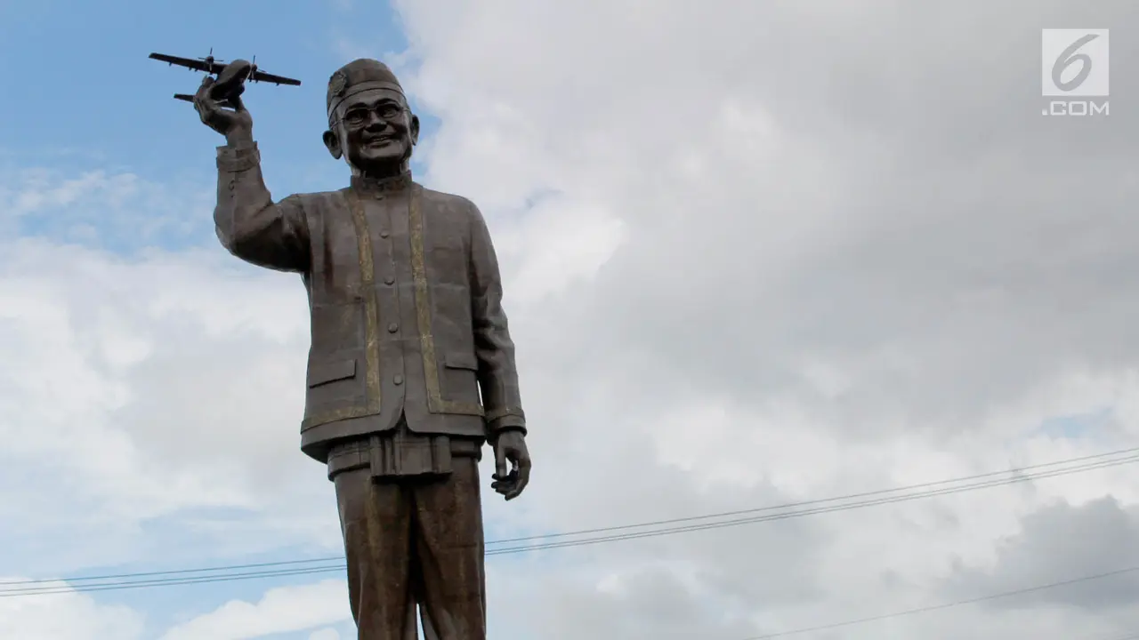 Patung Raksasa BJ Habibie di Gorontalo