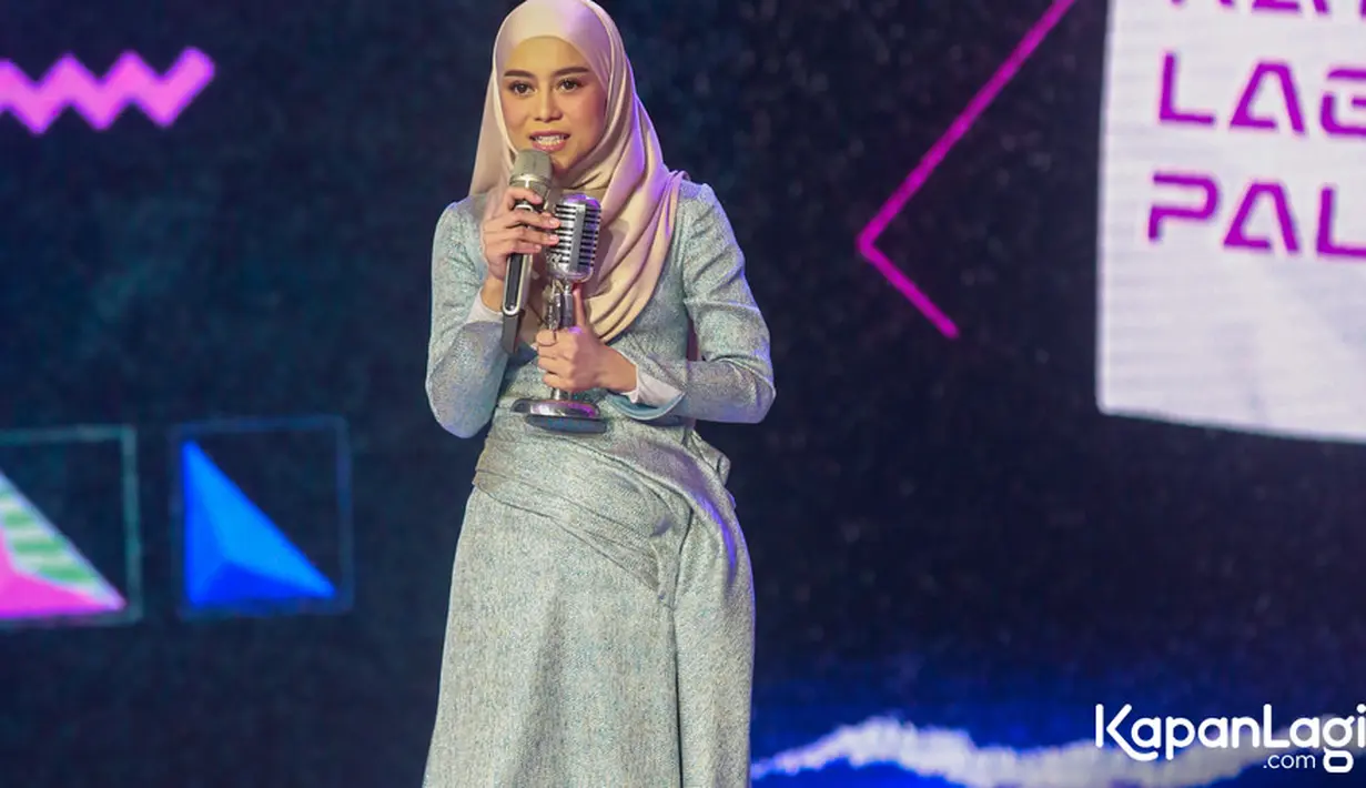 Sempat vakum sekitar setahun akibat kasus KDRT, Lesti akhirnya terlihat muncul lagi di layar kaca. Kemunculan perdananya tersebut disambut empat penghargaan di ajang bergengsi tahunan, SCTV Music Awards. [Foto: Muhammad Akrom Sukarya/© KapanLagi.com]