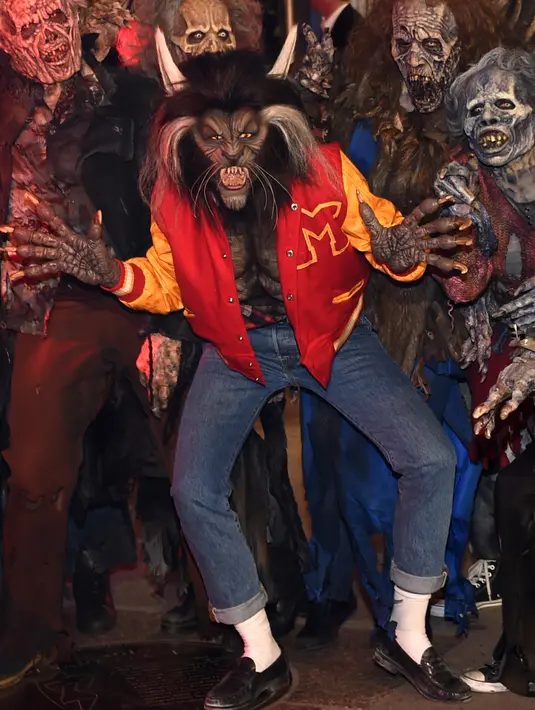 Supermodel senior Heidi Klum mengenakan kostum manusia serigala pada pesta Halloween di New York, Selasa (31/10). Kostum Heidi terinspirasi dari video klip mendiang Michael Jackson yang bertajuk Thriller. (Photo by Evan Agostini/Invision/AP)