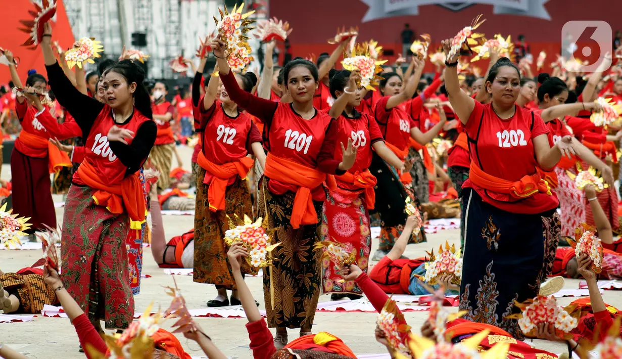Menurutnya, dirinya diminta secara langsung oleh Ketua Umum DPP PDIP Megawati
Soekarnoputri untuk menyiapkan Tarian Kecak di acara BBK tahun ini. Tarian Kecak ini akan
diberi judul 'Soekarnoyana'. (Liputan6.com/Helmi Fithriansyah)