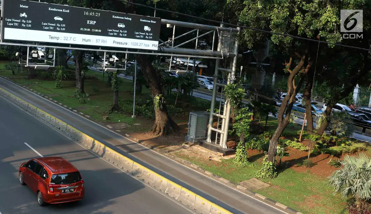 Kendaraan melintas di bawah rambu sistem ERP di Jalan Merdeka Barat, Jakarta, Kamis (14/2). Plt Kepala Dishub DKI Jakarta Sigit Wijatmoko mengatakan pihaknya tengah menyiapkan rancangan peraturan daerah untuk ERP tersebut. (Liputan6.com/Immanuel Antonius)