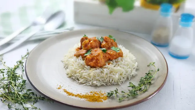 Menu makan siang: Chicken tikka masala dan butter rice/ Photo dok Greenfields.
