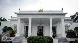Usai penyerahan surat kepercayaan Dubes Luar Biasa dan Berkuasa Penuh (LBBP), Presiden Joko Widodo (Jokowi) menyempatkan berbincang dengan Dubes LBBP Kolombia, Jose Renato Salazar Acosta, di Istana Merdeka, Selasa (4/10). (Liputan6.com/Faizal Fanani)