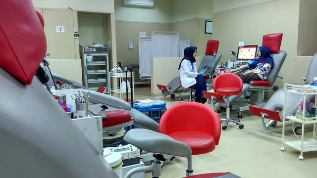 PMI Kota Bandung  bekerja sama dengan gereja dan vihara menggelar donor darah. (Foto: Liputan6.com/Arie Nugraha)