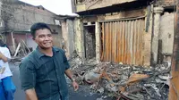Muhammad Syairuddin (54), warga yang menjadi korban kebakaran Depo Pertamina Plumpang. Rumahnya hancur karena kebakaran yang terjadi pada Jumat malam 3 Maret 2023. (Liputan6.com/ Ady Anugrahadi)