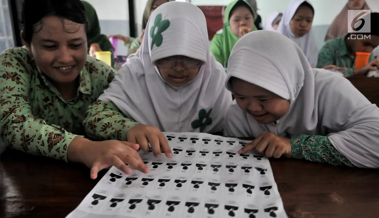 Antusiasme pemilih pemula penyandang disabilitas saat KPUD Bekasi menggelar sosialisasi Pemilu 2019 di SLB Al Gaffar Guchany, Bekasi, Rabu (20/2). KPUD Bekasi mengedukasi pemilih pemula penyandang disabilitas tentang Pemilu. (Merdeka.com/Iqbal Nugroho)