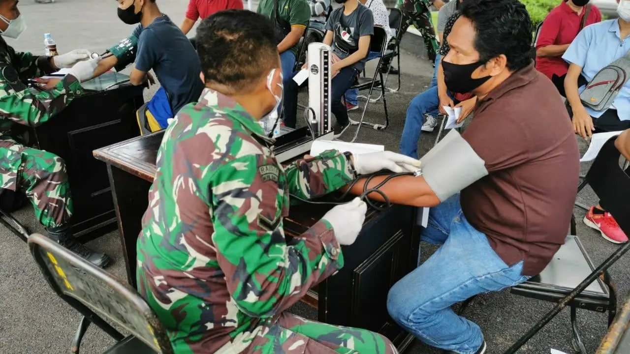 Makodam V/Brawijaya menggelar vaksinasi massal Gerakan Serbuan Seribu vaksinasi. (Dian Kurniawan/Liputan6.com)