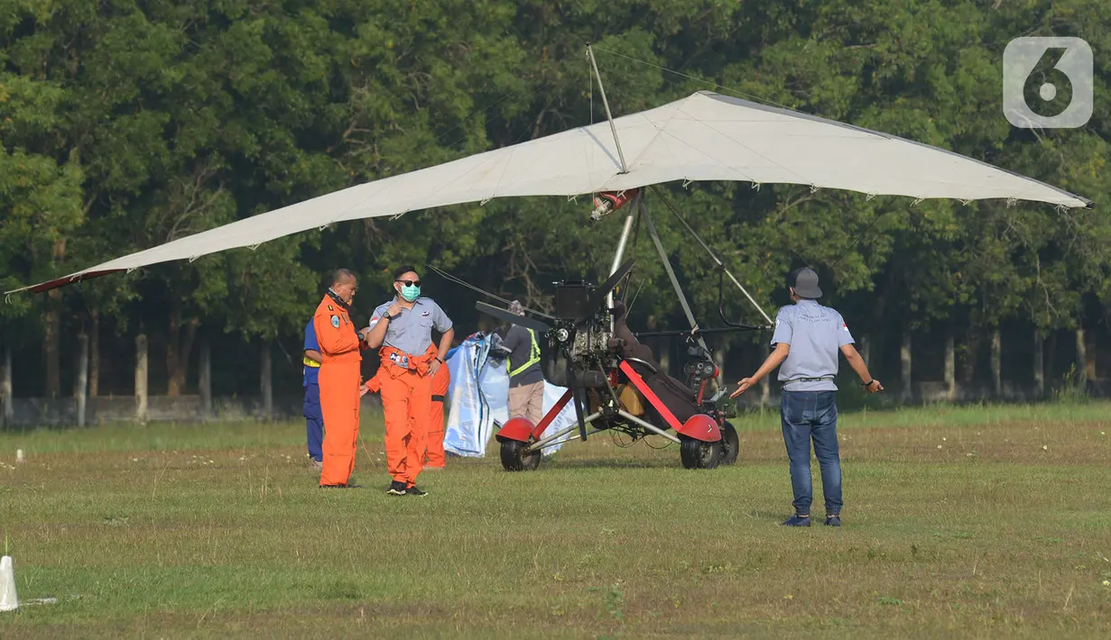 Anggota Federasi Aero Sport Indonesia (FASI) bersiap menerbangkan pesawat Microlight Trike yang membawa spanduk ucapan "Terima kasih tim medis" di kawasan RS darurat penanganan Covid-19 Wisma Atlet Kemayoran, Jakarta, Sabtu (20/6/2020). (merdeka.com/Iqbal S Nugroho)