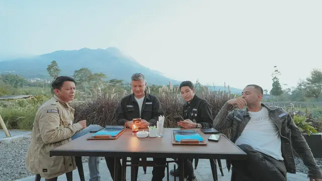 7 Potret Raffi Ahmad Bareng Geng The Dudas Minus One Liburan di Borobudur, Seru Naik Moge