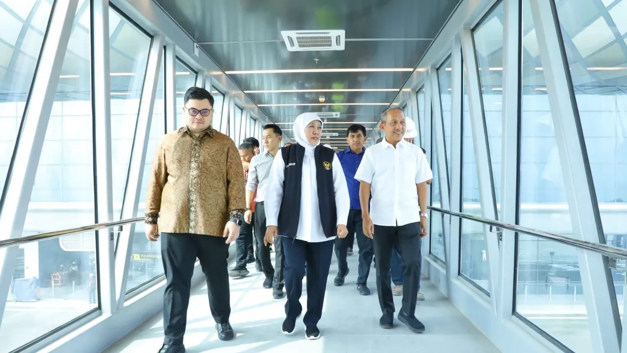 Khofifah saat meninjau Bandara Dhoho Kediri. (Istimewa)