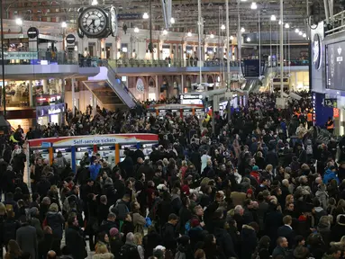 Calon penumpang berdesakan di lobi stasiun kereta bawah tanah Waterloo di pusat kota London, Senin (9/1). Ratusan warga London terlantar dan kesulitan berpergian akibat mogok kerja yang dilakukan oleh staf kereta bawah tanah. (Daniel Leal-Olivas/AFP)