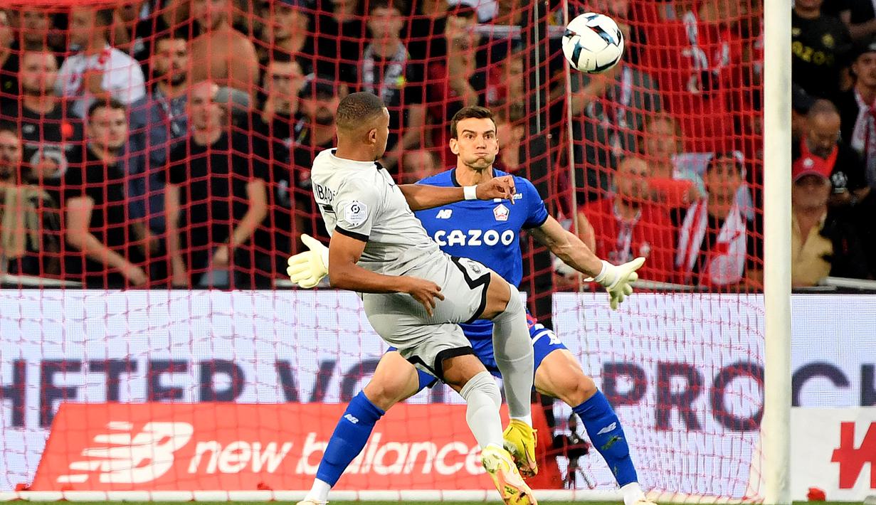 Kylian Mbappe. Striker Prancis berusia 23 tahun yang sejak awal musim 2018/2019 membela PSG ini baru saja menyamai rekor gol tercepat dalam 8 detik sejak kickoff di Liga Prancis yang sebelumnya dibuat Michel Rio (FC Caen) pada musim 1991/1992. Mbappe melakukannya saat laga PSG menghadapi tuan rumah LOSC Lille di pekan ke-3 Liga Prancis musim 2022/2023 (21/8/2022). Laga pun akhirnya dimenangkan PSG dngan skor telak 7-1. (AFP/Denis Charlet)