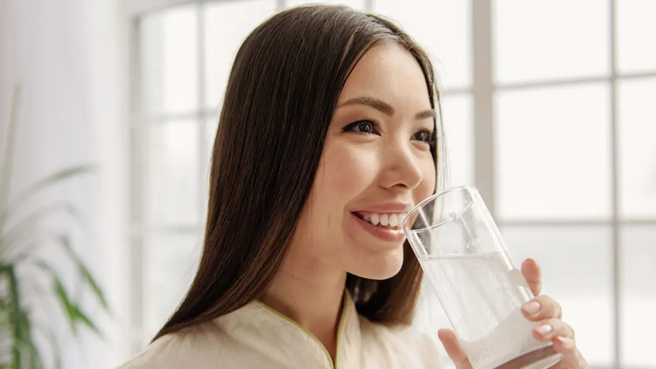 Minum air putih bikin kulit sehat