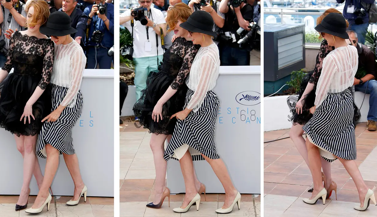 Foto kombinasi Emma Stone (dress hitam) dan Parker Posey saat melindungi baju mereka yang tersibak oleh angin, jelang pemutaran film Irrational Man, di Festival Film Cannes di Perancis, Jumat (15/5/2015). (REUTERS/Yves Herman)