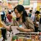 9 Ciri Kepribadian Orang yang Selalu Membandingkan Harga Meski Selisihnya Hanya Sedikit